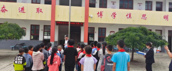 爱心企业进校园 捐赠校服暖人心